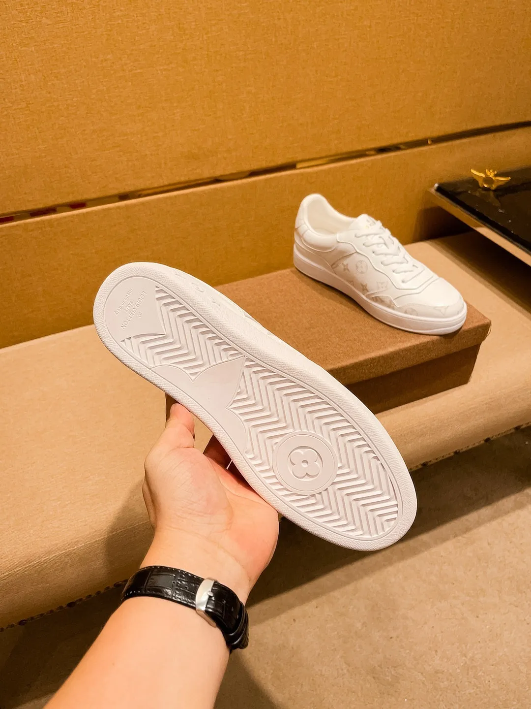 Men's shoes💰 400💰[LV]🔥Louis Vuitton, high-end men's shoes brand, official website 1:1 latest masterpiece: the upper is made of Italian imported first-layer cowhide with a comfortable and breathable lining➕original non-slip and wear-resistant outsole🔥, making walking more convenient and comfortable! An exclusive new model, a stunning work, a beautiful 1:1 replica [color] compared to the official quality! Create a fashionable personality to set off your uniqueness! A must-have for trendy men! Classic🔥Size: 38-44 Color: 🔥Multiple colors available🔥